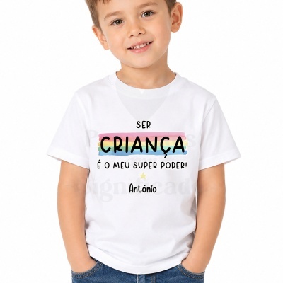 Camisola t-shirt branca para criança com texto colorido e nome António
