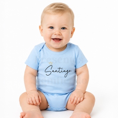 Bebé sorridente com body azul claro personalizado com o nome Santiago