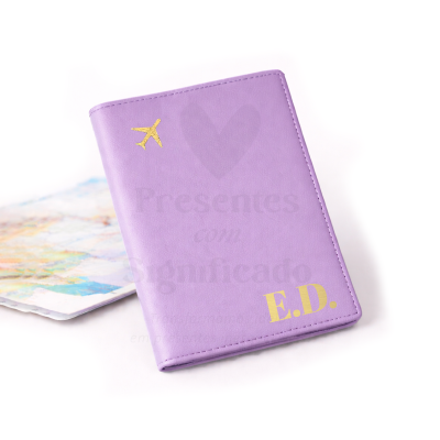 Capa lilás para passaporte com avião dourado e iniciais E.D., com mapa ao fundo.