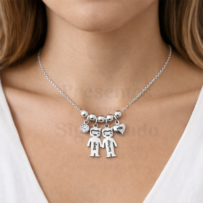 Colar prateado com pendentes e nomes gravados usado no pescoço