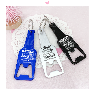 Abridores de garrafa metálicos azul, prateado e preto com mensagens para avós