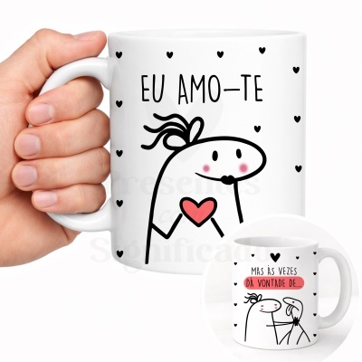 Caneca branca com ilustração de personagens e textos em português.