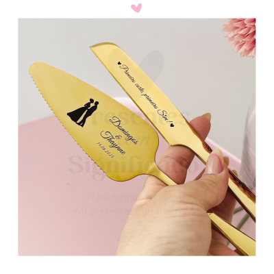 Conjunto dourado de faca e pá para bolo com texto gravado e fundo rosa com flor