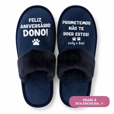 Par de chinelos azuis escuros com texto branco impresso e interior peludo