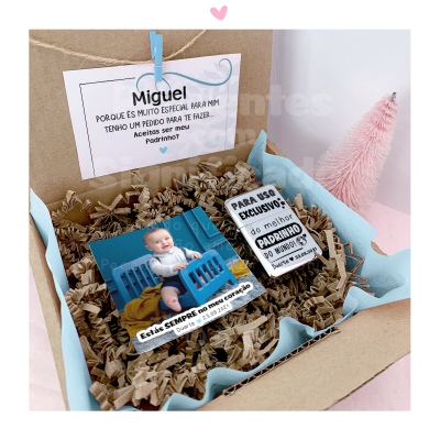 Caixa de presente com duas barras de chocolate personalizadas e cartão para 'Miguel'