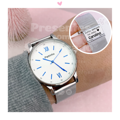 Relógio prateado com mostrador branco e texto personalizado no mostrador e bracelete