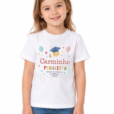 Camisola branca de criança com estampado colorido de graduação e texto comemorativo.