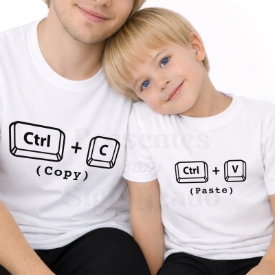 Duas t-shirts brancas com teclas de atalho Ctrl+C e Ctrl+V impressas