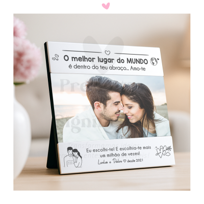Porta-retrato branco com texto romântico em português e foto de casal abraçado
