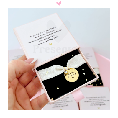 Pulseira infantil com medalha dourada em caixa rosa com mensagem