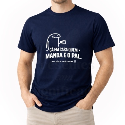 T-shirt azul escuro com frase e desenho branco na frente