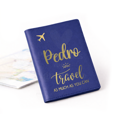 Capa azul para passaporte com texto dourado e desenho de avião e sol.
