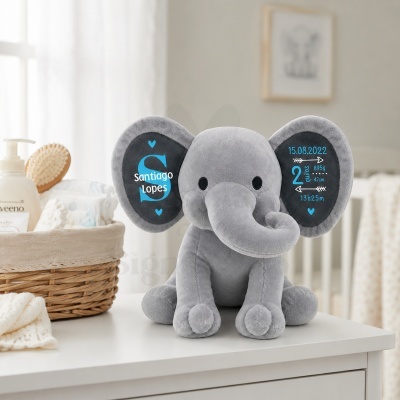 Ursinho elefante de pelúcia cinzento com informações de nascimento nas orelhas
