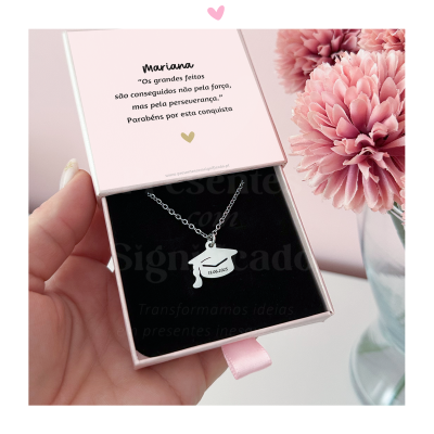 Colar com pendente de chapéu de formando em caixa rosa com cartão e flores cor-de-rosa