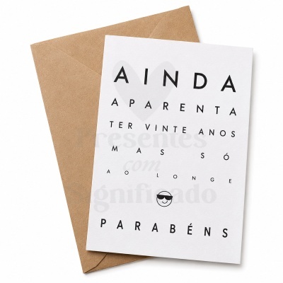 Cartão branco com texto em preto e envelope castanho