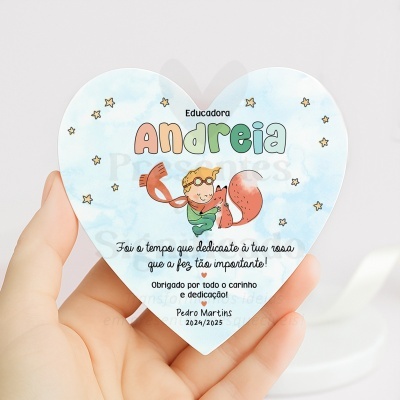 Placa decorativa em forma de coração com desenho de criança e raposa, texto colorido e mensagem personalizada em português.