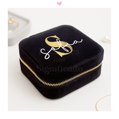 Caixa de veludo preta com fecho dourado e texto 'Sofia'