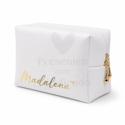 Necessaire branca com fecho dourado e texto Madalena