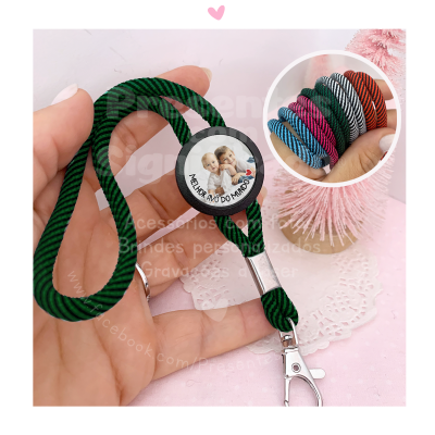 Corda para crachá verde com botão personalizado e fecho metálico