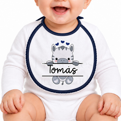 Babete branco com borda azul e figura de zebra com nome Tomás