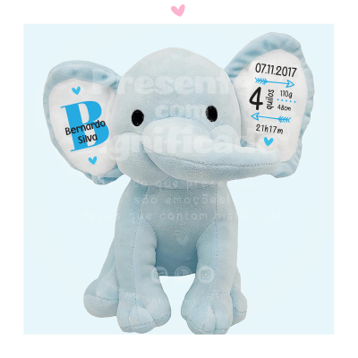 Pelúcia de elefante azul claro com texto nas orelhas