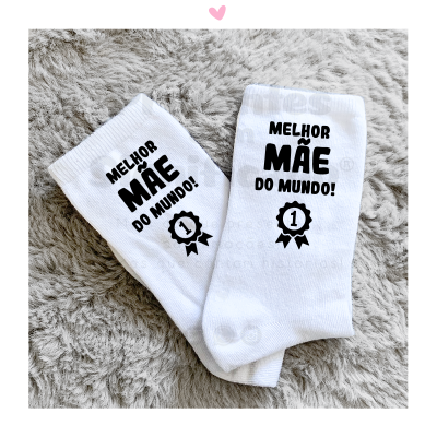 Meias brancas com texto para melhor mãe do mundo sobre tecido peludo cinzento