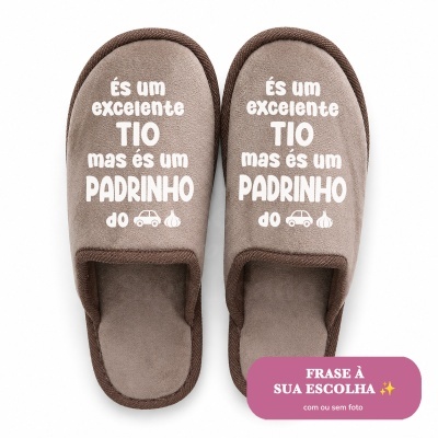 Chinelos castanhos com texto branco para tio e padrinho