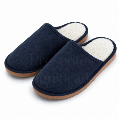Chinelos de interior masculinos azuis com interior branco felpudo e sola castanha.