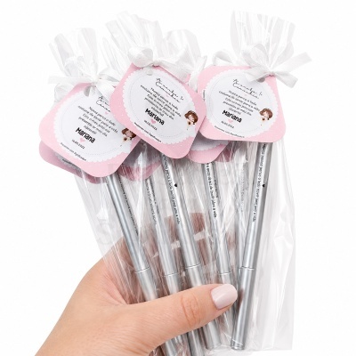 Conjunto de cinco canetas prateadas com etiquetas rosa e fita branca