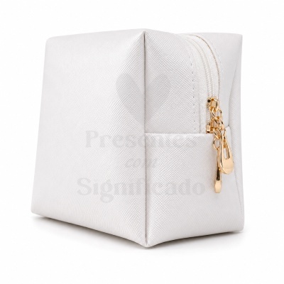 Estojo branco quadrado com fecho dourado