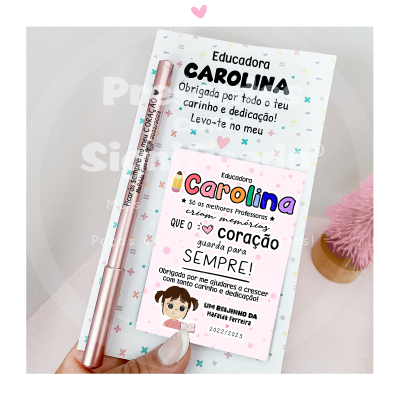 Conjunto de caneta rosa, bloco de notas e cartão de agradecimento para educadora Carolina