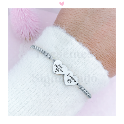 Pulseira com dois pingentes de coração prateados e textos gravados