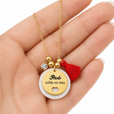 Colar dourado com pendente redondo e decoração vermelha