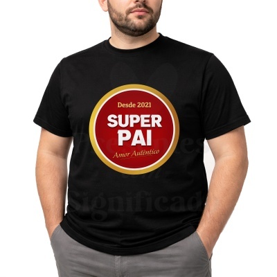 T-shirt preta com estampado SUPER PAI ao centro, homem com as mãos nos bolsos