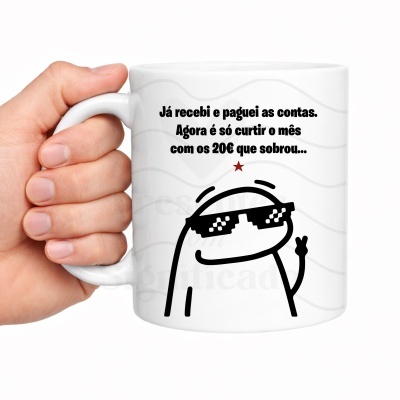 Caneca branca com texto humorístico em português e ilustração de figura com óculos pixelados