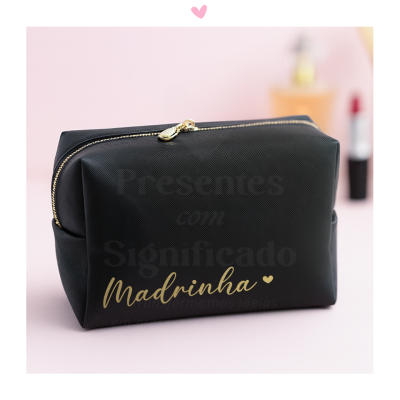 Necessaire preta com fecho dourado e texto 'Madrinha' em dourado