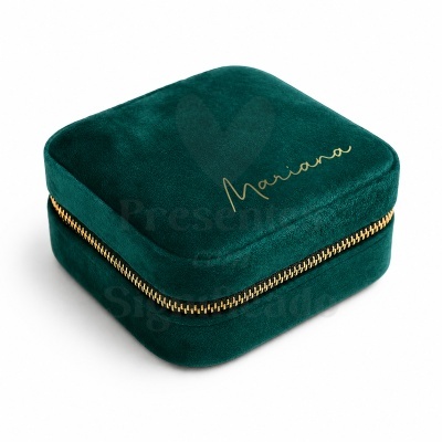 Caixa quadrada verde escura em veludo com fecho zipper dourado e texto Mariana