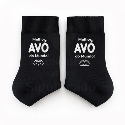 Meias pretas com texto branco Melhor AVÓ do Mundo! e desenho de mãos em forma de coração.