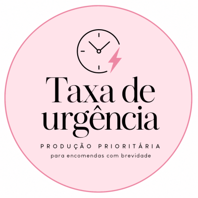 Selo redondo rosa com texto Taxa de urgência, PRODUÇÃO PRIORITÁRIA e para encomendas com brevidade e ícone de relógio com raio