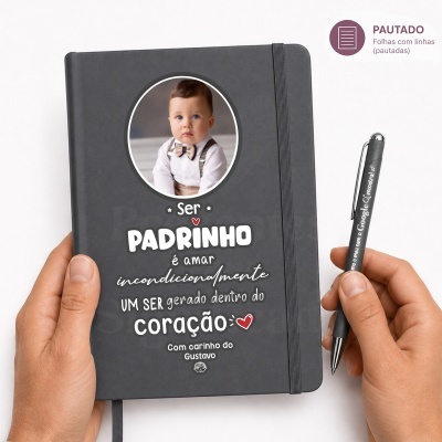 Caderno preto personalizado com foto de bebé e texto para padrinho acompanhado de caneta preta.