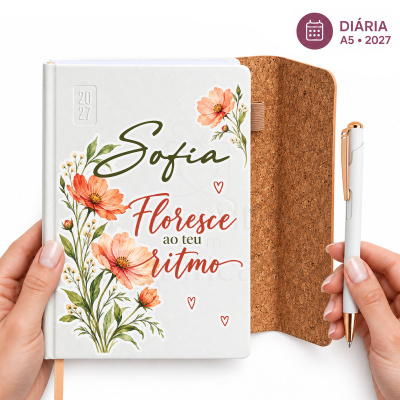 Agenda diária A5 2027 com capa branca com flores laranja e texto em verde e laranja, interior em cortiça e caneta branca com detalhes dourados.