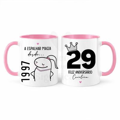 Canecas brancas com interior e pega rosa, texto aniversário personalizado e ilustração em preto e rosa.