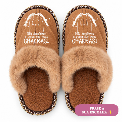 Chinelos castanhos felpudos com texto humorístico branco