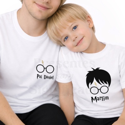 Homem e criança com t-shirts personalizadas com design de óculos, raio dourado, e nomes Pai Daniel e Martim.