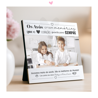 Porta-retrato personalizado com frase para avós e foto de duas crianças em ambiente de cozinha