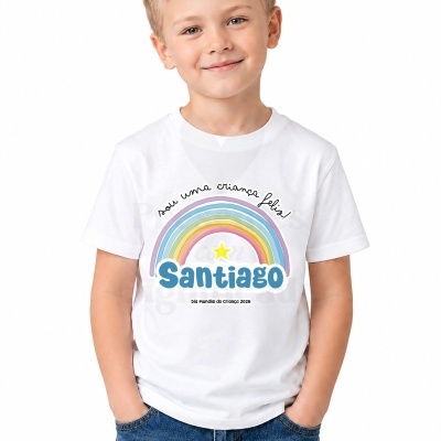 Camisola branca para criança com estampa colorida e texto em português