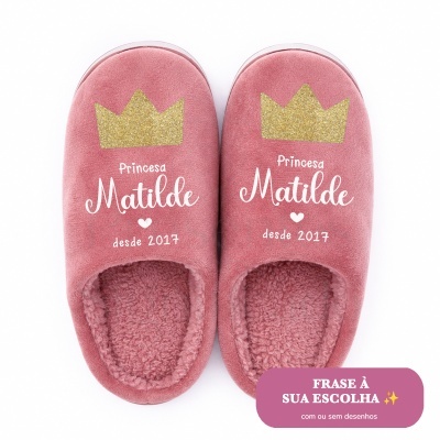 Chinelos cor-de-rosa com coroa dourada e texto personalizado