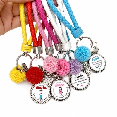 Porta-chaves coloridos com pulseiras trançadas e medalhões personalizados com nomes e mensagens em português