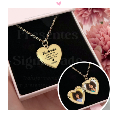 Colar de coração dourado com inscrição e caixa de presente rosa e preta
