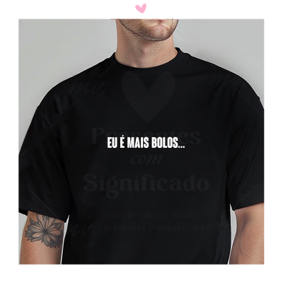 T-shirt preta com texto branco e tatuagem no antebraço direito